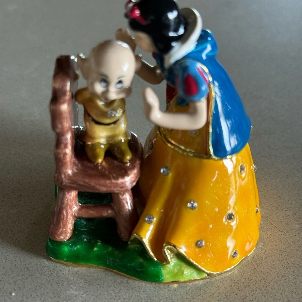 RARE Disney Collectible Snow White Kissing Dopey (standing on stool). Pristine - Picture 3 of 10